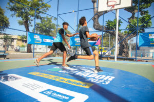 Jovens e adolescentes jogam basquete em primeiro dia de Virada Esportiva na Cidade Baixa