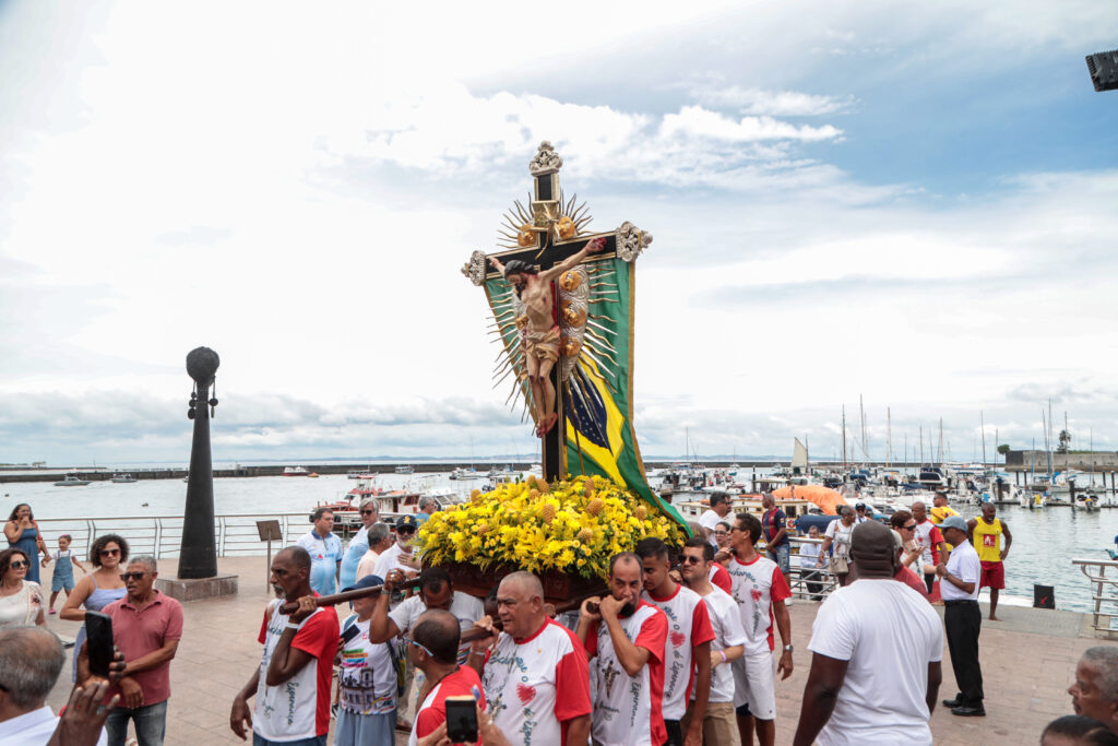 Procissão marítima leva imagem do Senhor do Bonfim à Conceição da Praia