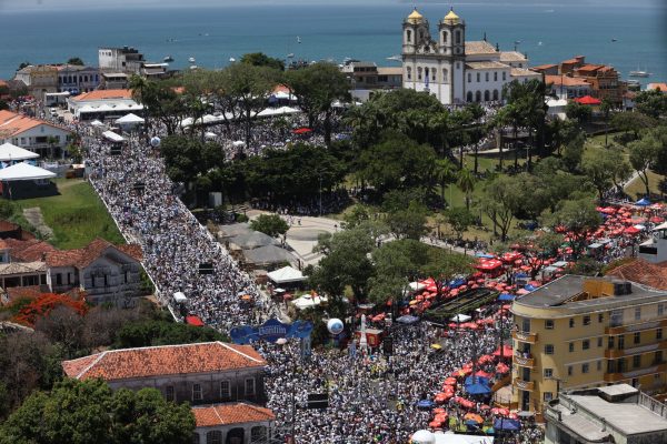 Jerônimo Rodrigues completa caminhada da Lavagem do Bonfim desejando “fé e coisas boas para a Bahia”